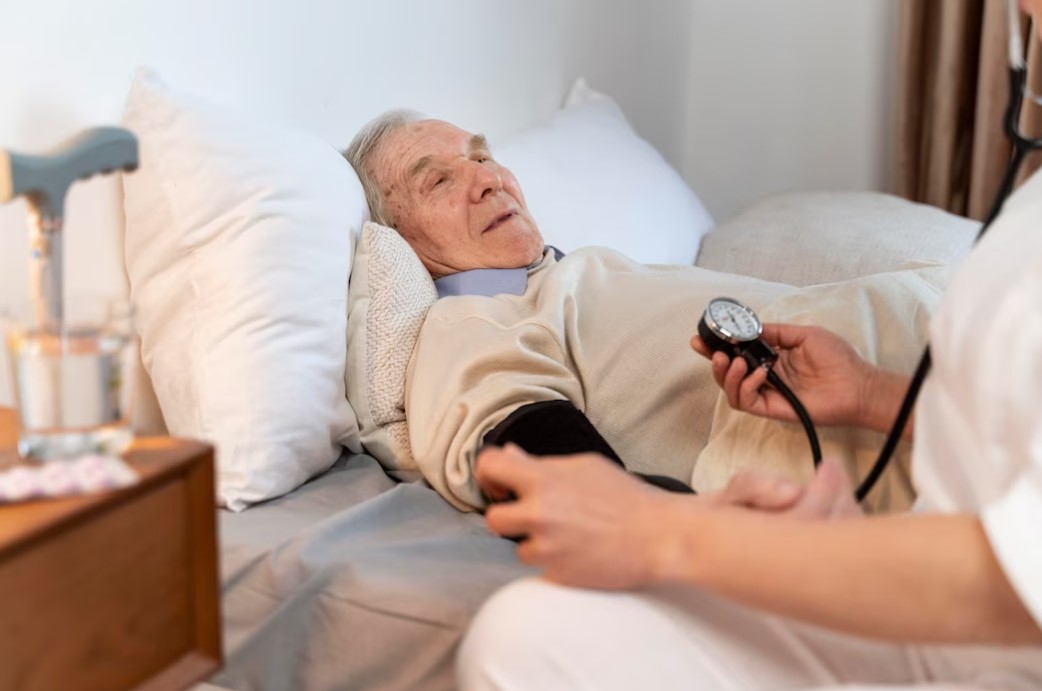 Уход за пожилыми после инсульта в пансионате Долгожители
